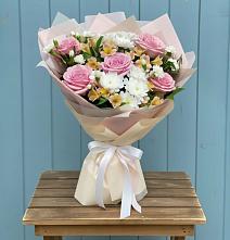 Букет цветов из:  Гвоздики, Орхидеи и Розы в Звенигово