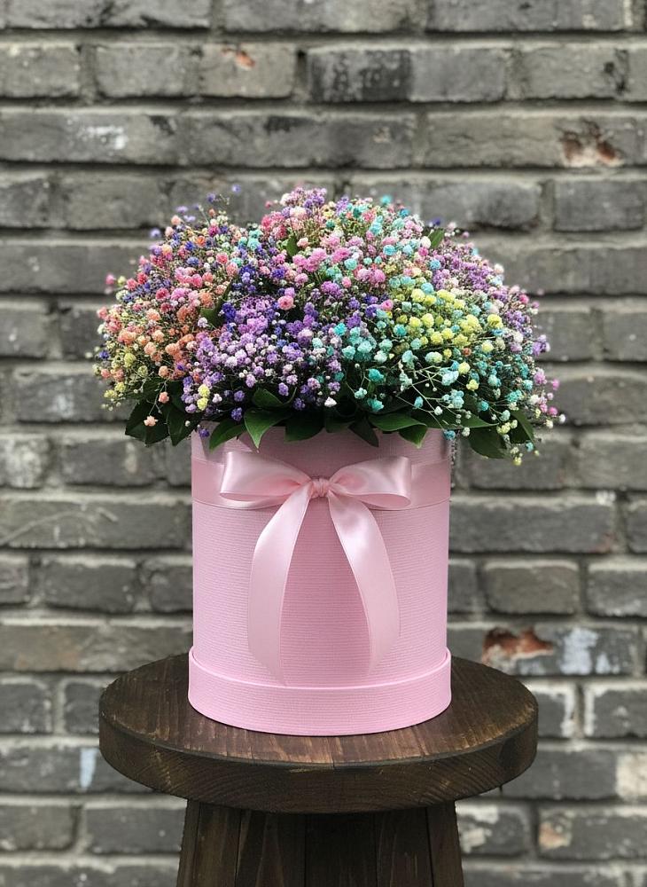 Цветочная композиция из Гипсофила и Розы в шляпной коробке в Звенигово
