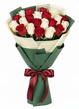 Букет Микс из красных и белых роз в Звенигово