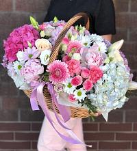 Композиция солнечный день в Звенигово Цветочная композиция из Розы, Хризантемы, Пионы и Лизиантусы в корзине в Звенигово