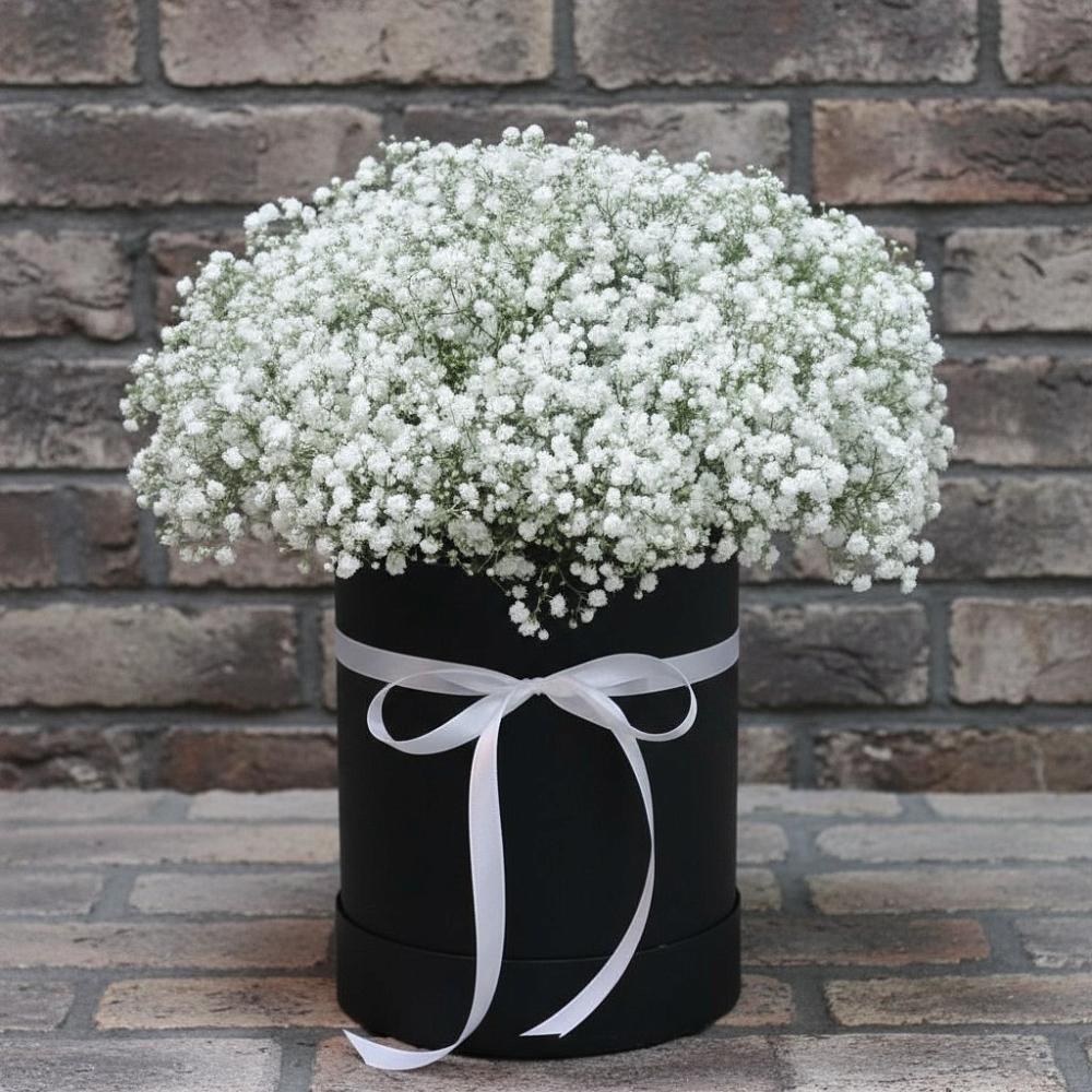 Цветочная композиция из Гипсофила в шляпной коробке в Звенигово