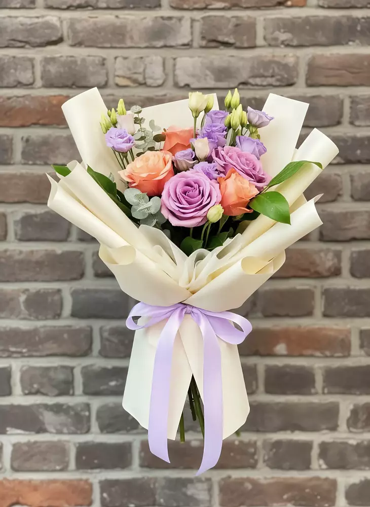 Букет цветов из: Лизиантусы и Розы в Звенигово