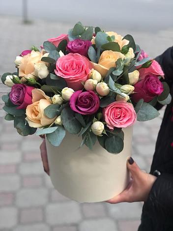 Цветочная композиция из Розы в шляпной коробке в Звенигово
