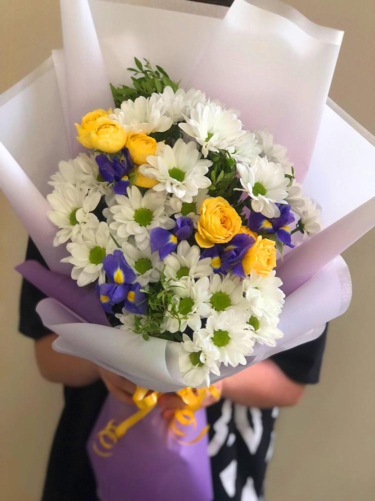 Букет цветов из: Ирисы, Хризантемы и Розы в Звенигово