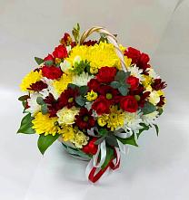 Цветочная композиция из Хризантемы и Розы в корзине в Звенигово
