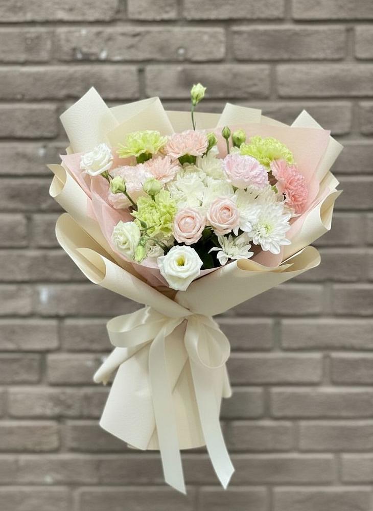 Букет цветов из: Гвоздики, Розы, Лизиантусы и Хризантемы в Звенигово