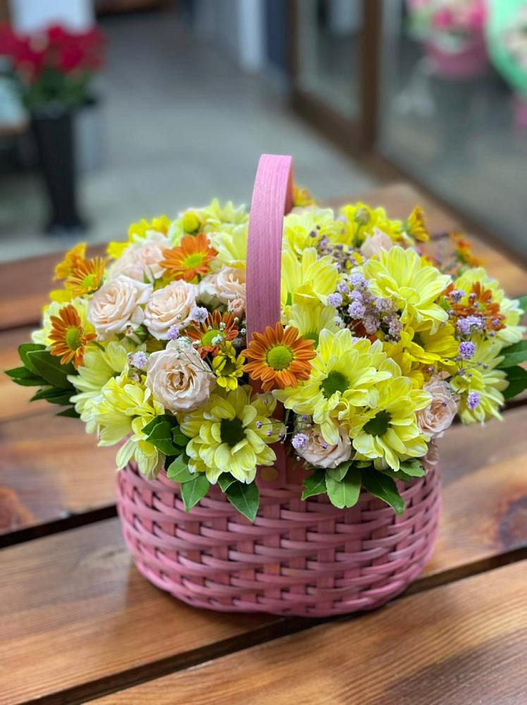 Цветочная композиция из Хризантемы и Розы в корзине в Звенигово