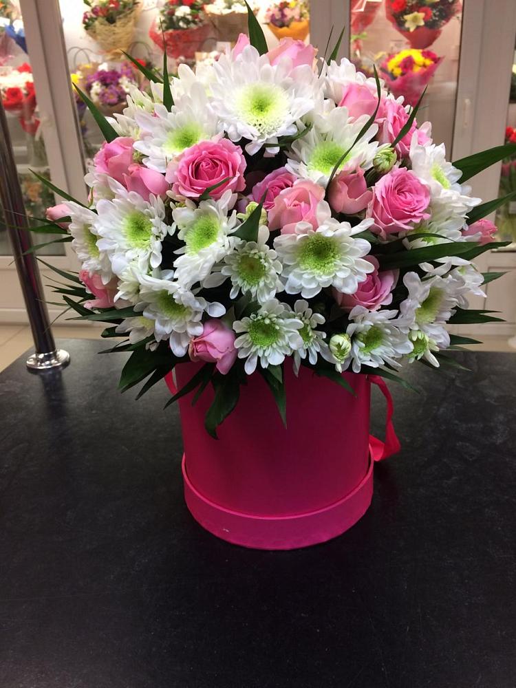 Цветочная композиция из Розы и Хризантемы в шляпной коробке в Звенигово