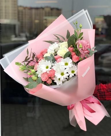 Букет цветов из: Розы, Лизиантусы и Хризантемы в Звенигово