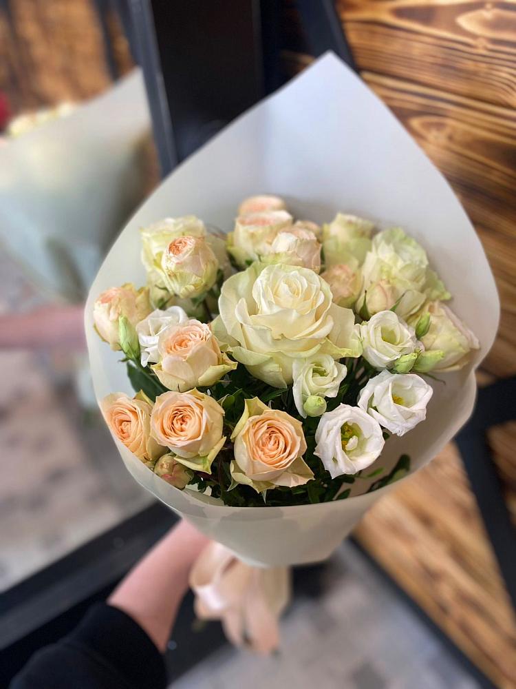 Букет цветов из: Розы и Лизиантусы в Звенигово