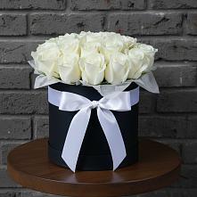 Цветочная композиция из Розы в шляпной коробке в Звенигово